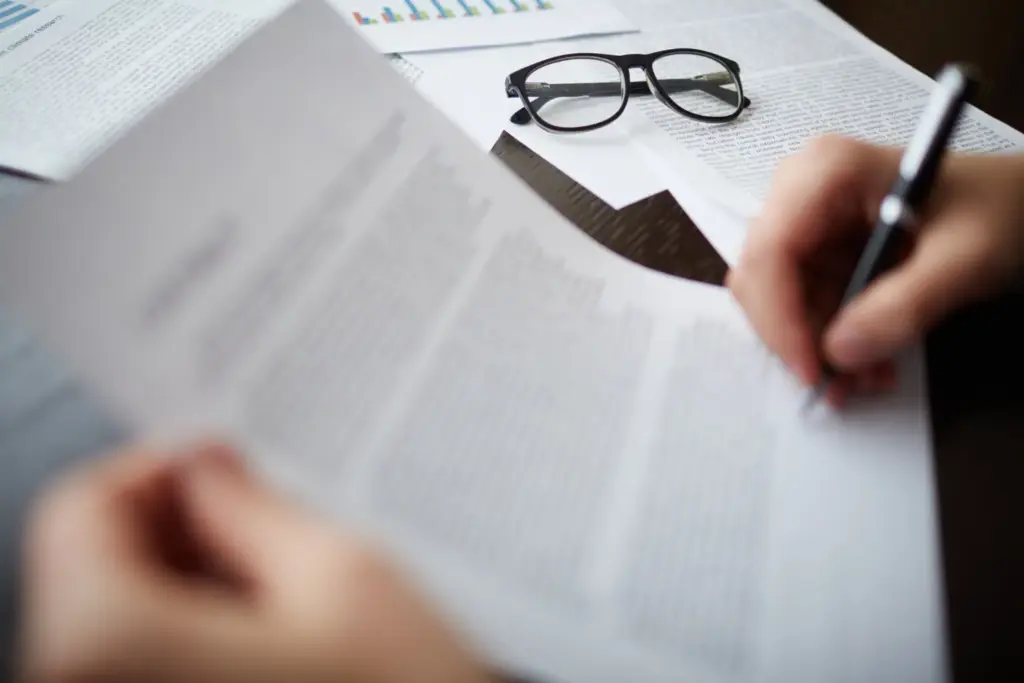 Hombre firmando documentos